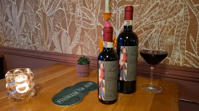 Barbera d'Asti van Dacasto in een halve en een hele fles op tafel bij Struis