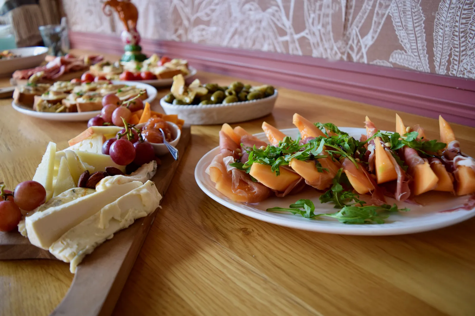 Aperitivo at Struis on the Kraneweg in Groningen: cheese board with grapes, prosciutto with melon and olives on the bar