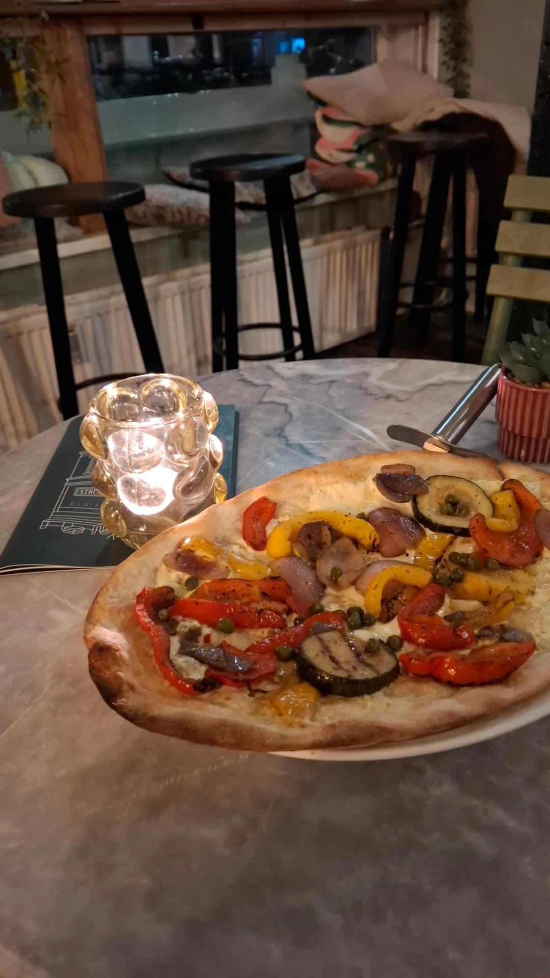 Vegetarische flammkuchen met gegrilde groenten bij Struis aan de Kraneweg in Groningen