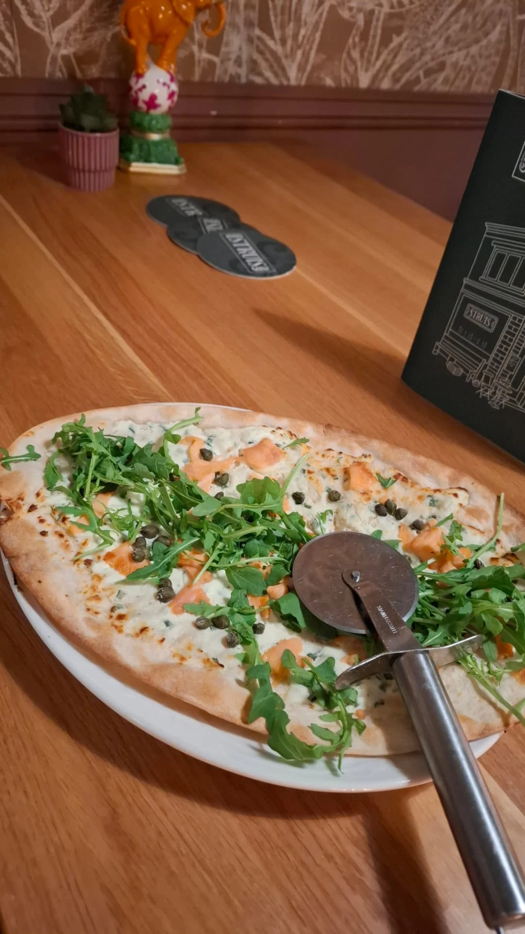Flammkuchen met gerookte zalm en kruidenkaas bij Struis aan de Kraneweg in Groningen