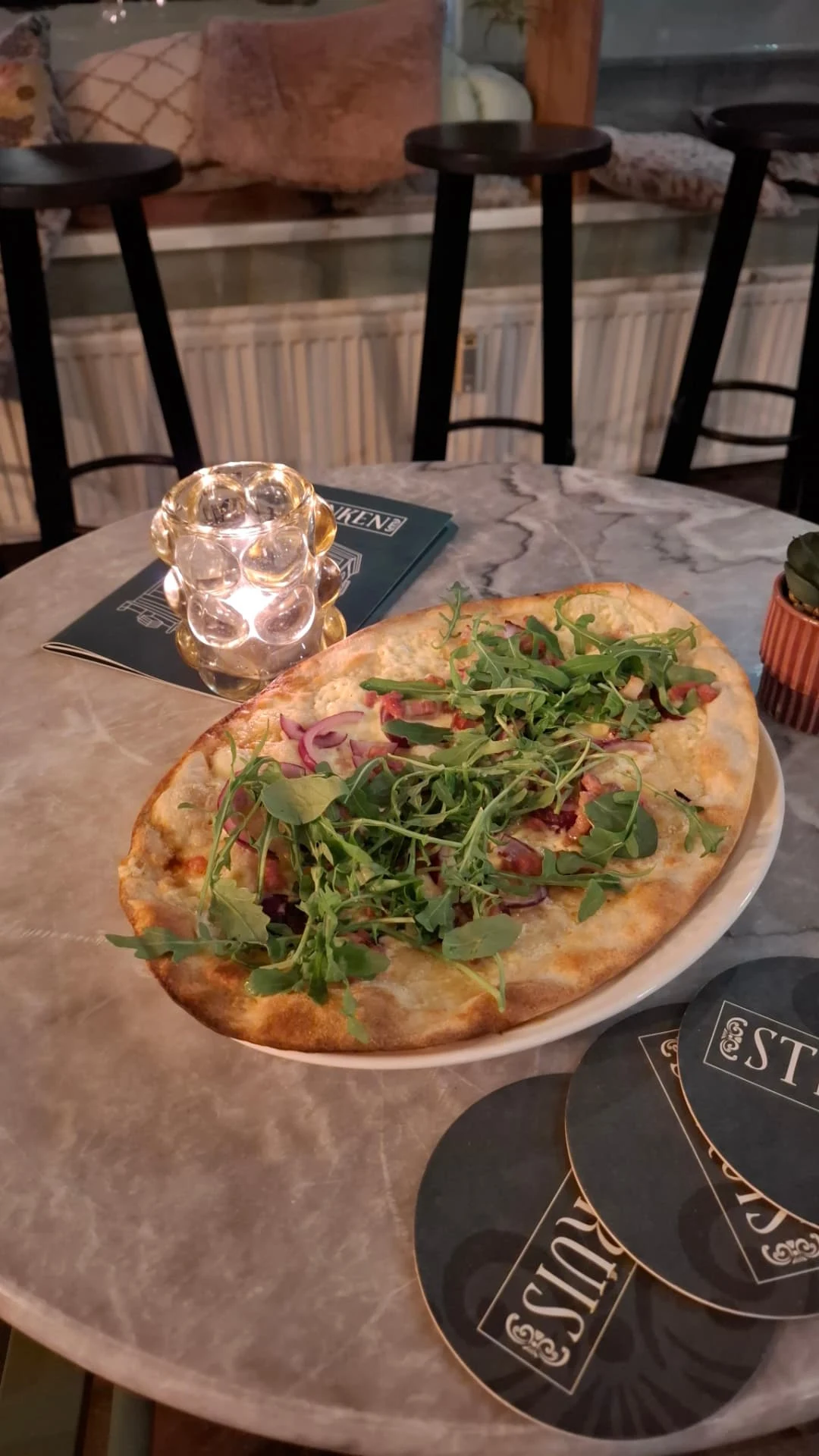 Flammkuchen klassiek met rode ui en gerookte spekjes bij Struis aan de Kraneweg in Groningen