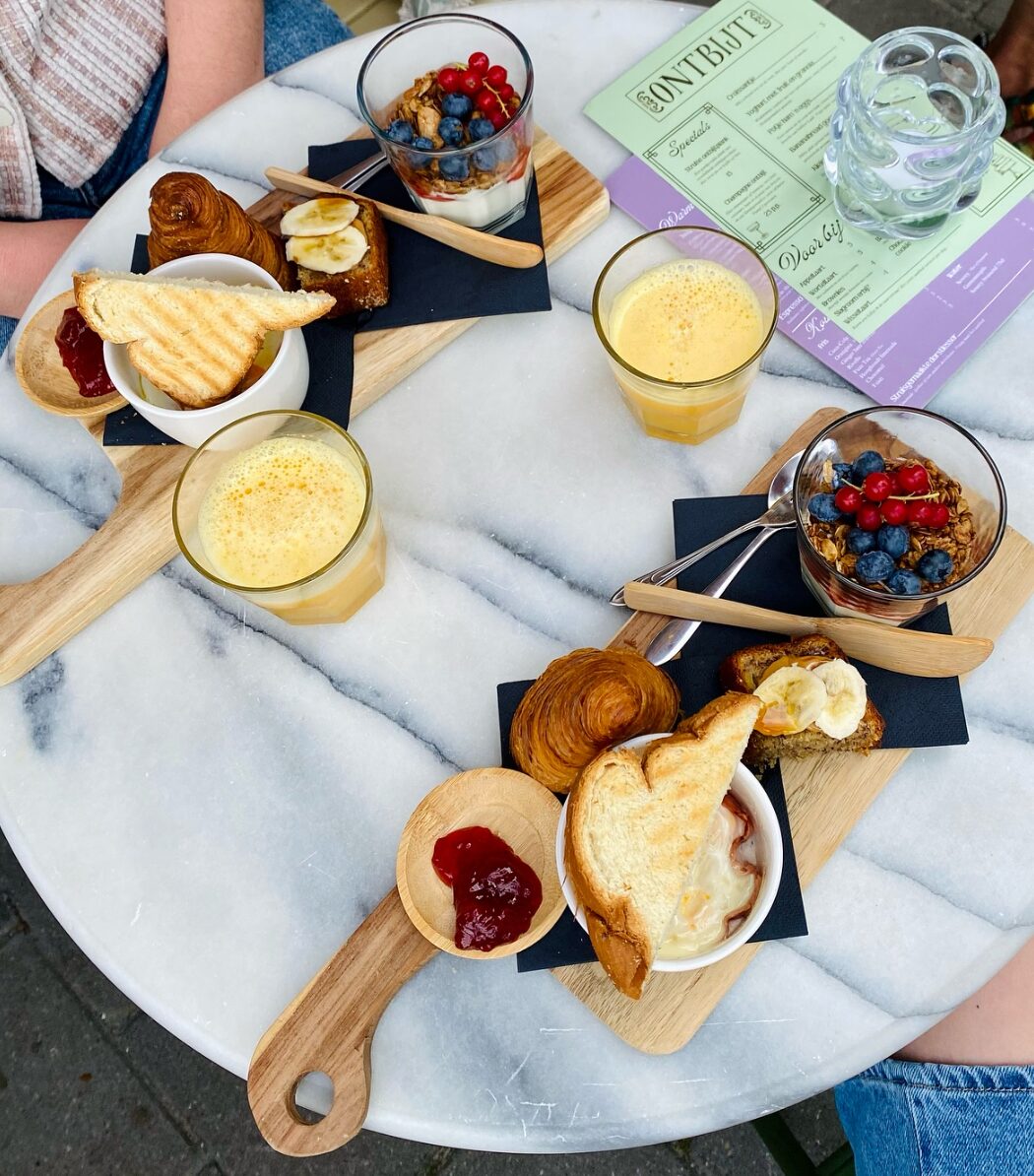 Goedgevulde ontbijttafel bij Struis Groningen aan de Kraneweg