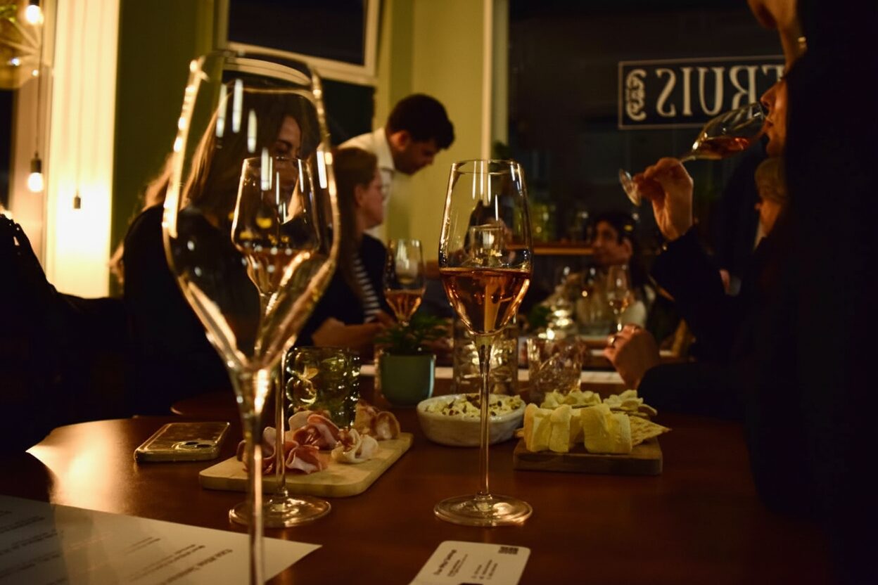Interieur van de wijnbar bij Struis Groningen